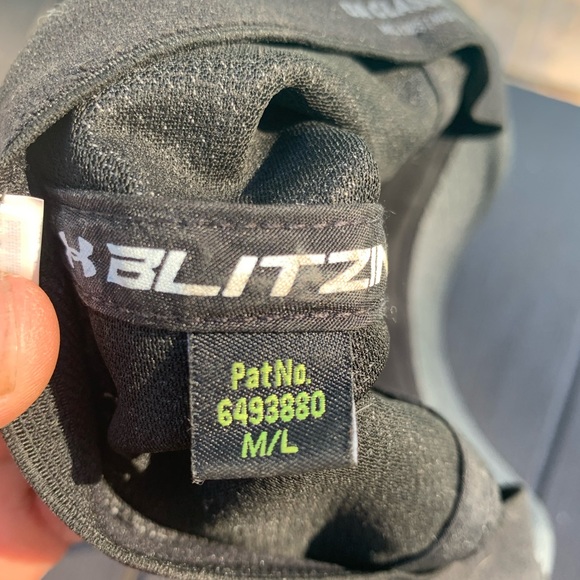 Mens UnderArmour fitted hat - Picture 3 of 3